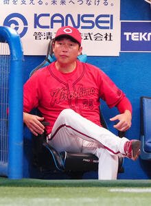 ヤクルト対広島　9回裏ヤクルト2死一、三塁、ハーンが赤羽にサヨナラ3点本塁打を浴び、ベンチで厳しい表情の新井監督(撮影･江口和貴)