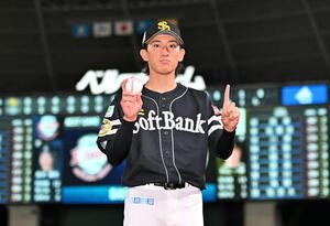 西武対ソフトバンク　試合後、今季初勝利のソフトバンク大津は記念球を手に記念撮影する(撮影･滝沢徹郎)