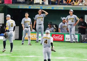 巨人対阪神　9回、サヨナラ負けをベンチから見つめる阪神藤川監督(ベンチ中央)引き揚げる阪神の選手ら(撮影･清水貴仁)