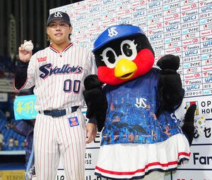 ヤクルト対広島　試合後、サヨナラ3点本塁打のボールを手に、つばみと写真に納まるヤクルト赤羽(撮影･江口和貴)