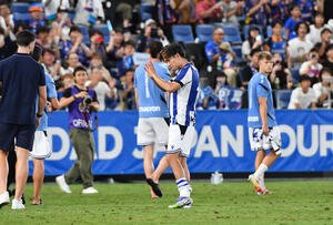 長崎対レアル･ソシエダード　試合後、長崎サポーターの声援に応えるレアル･ソシエダード久保(撮影･岩下翔太)