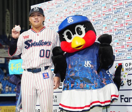 ヤクルト対広島　試合後、サヨナラ3点本塁打のボールを手に、つばみと写真に納まるヤクルト赤羽(撮影･江口和貴)