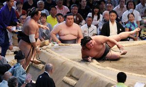 伯桜鵬(右)は押し出しで霧島を破る(撮影･加藤哉)