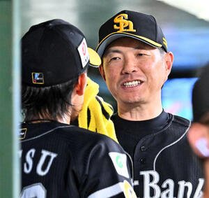西武対ソフトバンク　6回裏を投げ終えたソフトバンク先発の大津(手前)と話す小久保監督(撮影･滝沢徹郎)
