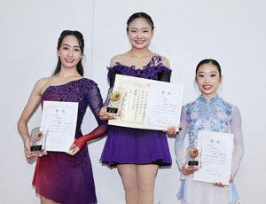 ジュニア女子優勝の和田(中央)、2位の櫛田(左)、3位の岡田(撮影･鈴木正人)