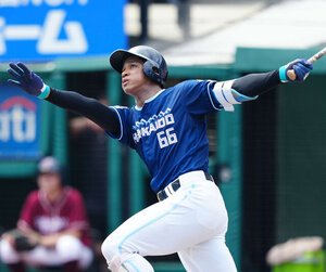 四回表日本ハム2死一塁、先制の適時二塁打を放つ万波＝日刊スポーツ