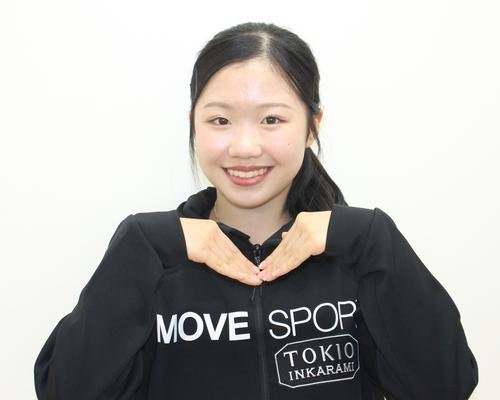 ｢MFアカデミーポーズ｣で写真に納まる中井(撮影･勝部晃多)
