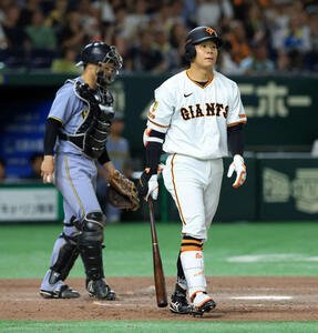 巨人対阪神　9回裏巨人2死一、二塁、佐々木は四球を選ぶ(撮影･浅見桂子)
