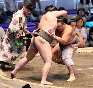 朝乃山(右)は寄り切りで伊波を下す(撮影･加藤哉)