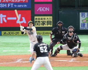 ソフトバンク対ロッテ　9回裏ソフトバンク2死満塁、川瀬晃は左越えにサヨナラとなる適時二塁打を放つ(2025年5月2日撮影)
