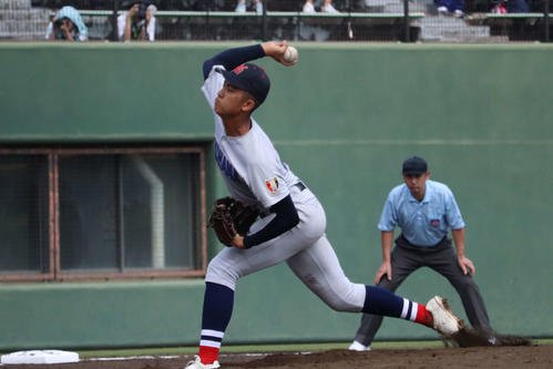 2回、途中から3番手として登板した横浜の織田(撮影･保坂淑子)