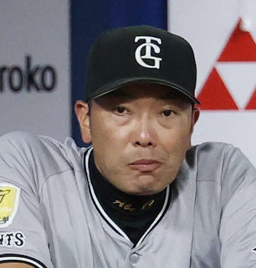 DeNA対巨人　ベンチで厳しい表情の巨人阿部監督(撮影･宮地輝)