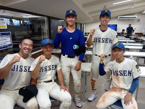 実践学園のエース新渡戸佑投手(中央)は初の4強を決めて、ナインとともにガッツポーズ
