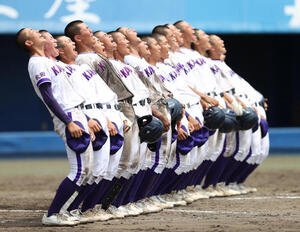 鹿角対金足農　甲子園出場を決め全力で校歌を歌う金足農ナイン(撮影･水谷安孝)