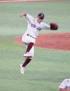 白樺学園対旭川志峯　完投勝利で優勝を決め飛び上がって喜ぶ旭川志峯の河合(撮影･黒川智章)