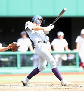 花巻東対久慈　2回裏花巻東2死満塁、先制の中前適時打を放つ花巻東･金野(撮影･木村有優)