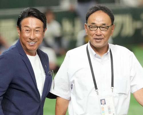 巨人対阪神　タイガースWomenの木戸克彦監督(右)と巨人女子チームの宮本和知監督(2025年7月20日撮影)