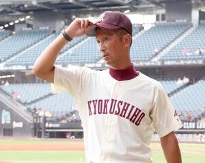 白樺学園対旭川志峯　引き揚げる旭川志峯の山本監督(撮影･黒川智章)