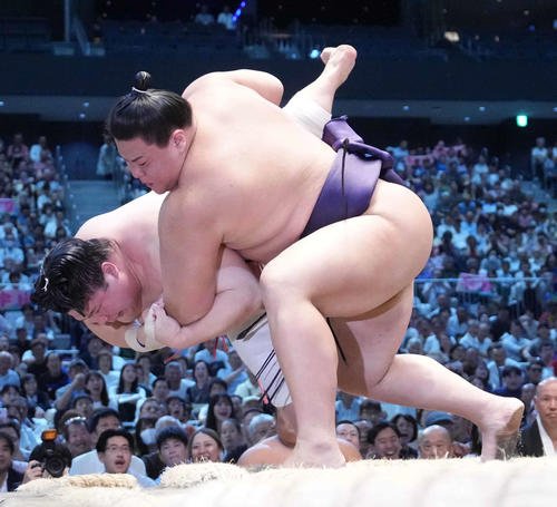 草野(右)は宇良を送り出しで破る(撮影･小沢裕)
