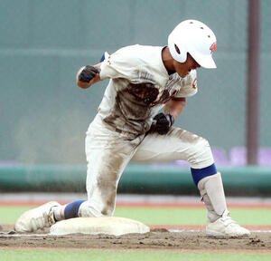 盛岡誠桜対盛岡大付　4回裏盛岡大付2死一、二塁、三塁打を放ち、ガッツポーズする盛岡大付･坂本(撮影･木村有優)