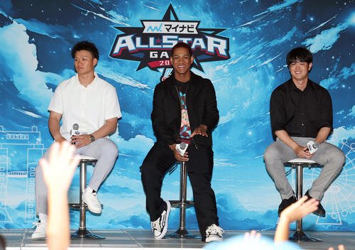 マイナビオールスター2025の前日イベントに登場した、左から阪神森下、日本ハム万波、オリックス太田(撮影･前田充)