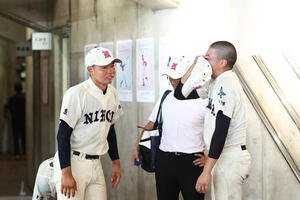 国士舘対日大鶴ケ丘　国士舘に敗れ、目に涙を浮かべる日大鶴ケ丘･小林(左)と住(撮影･河田真司)