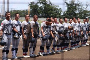 平塚学園対横浜　サヨナラ勝利を決め、スタンドに涙であいさつをする横浜の選手たち(撮影･保坂淑子)