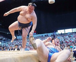 玉鷲は大の里(右)を突き落としで破る＝日刊スポーツ