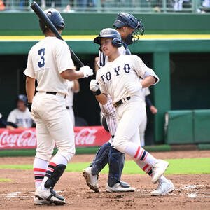 明石商対東洋大姫路　1回裏東洋大姫路2死、左越え先制本塁打を放った高畑(撮影･和賀正仁)