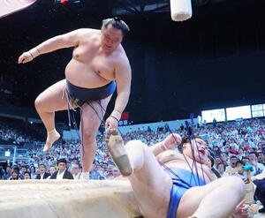 玉鷲は大の里(右)を突き落としで破り40歳で金星を挙げる(撮影･小沢裕)