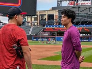練習後に再会し話し込むエンゼルス菊池雄星とメッツ千賀滉大(撮影･水次祥子)