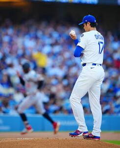 ドジャース対ツインズ　1回表ツインズ無死、バクストン(後方)に先制本塁打を浴びる大谷(撮影･垰建太)