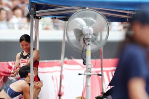 7月上旬にあった陸上の日本選手権では、暑さ対策で大型の扇風機が設置されていた=国立競技場、藤原伸雄撮影