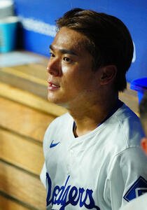 ドジャース対ツインズ　5回表の登板を終えベンチでひと息つくドジャース先発の山本(撮影･垰建太)