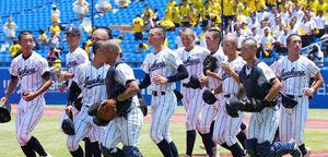 帝京を破り、応援スタンドに向かう岩倉ナイン(撮影･菅敏)