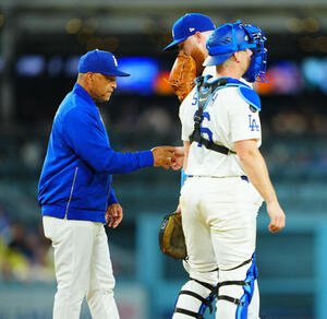 ドジャース対ツインズ　7回表ツインズ1死満塁、クライン(中央)を降板させるロバーツ監督(左)(撮影･垰建太)