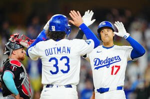 ドジャース対ツインズ　9回裏ドジャース2死三塁、2点本塁打を放ちアウトマン(左)とタッチを交わす大谷(撮影･垰建太)