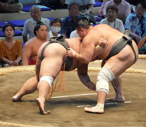 朝乃山(右)は五島を上手投げで破る(撮影･森本幸一)