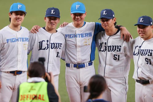 オールスターで記念撮影する、左から日本ハム北山、西武隅田、日本ハム清宮、西武西川、西武平良
