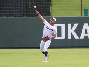 愛知大会準々決勝　享栄対東邦　キャッチボールする東邦の｢3番中堅｣主将･朝倉(撮影･中島麗)