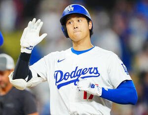 ドジャース対ツインズ　9回裏ドジャース2死三塁、2点本塁打を放ち生還する大谷(撮影･垰建太)