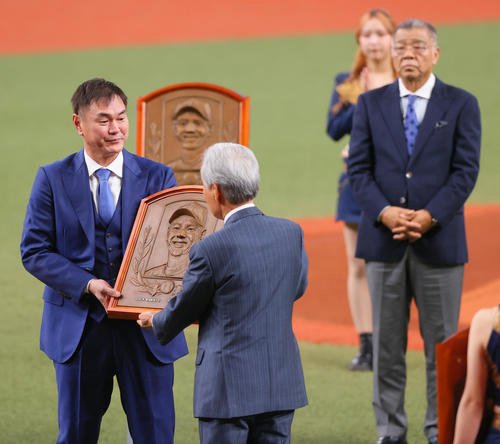 野球殿堂入りしレリーフのレプリカを手にする岩瀬氏(撮影･上山淳一)