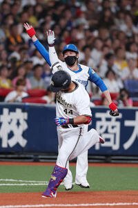 全パ対全セ　3回裏全パ無死一、二塁、3点本塁打を放った頓宮(手前)とタッチを交わす日本ハム新庄監督(撮影･前田充)