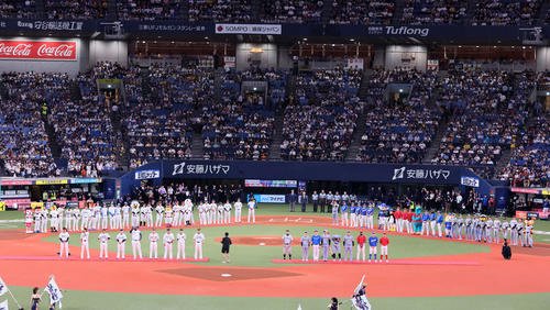 全パ対全セ　ナインがグラウンドに揃って行われたオールスターゲームの開幕セレモニー(撮影･加藤哉)