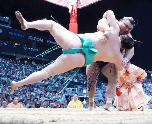 高安は一山本(手前)を下手投げで下す(撮影･小沢裕)