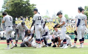 弘前学院聖愛対青森山田　敗戦し涙を流す青森山田ナイン(撮影･木村有優)