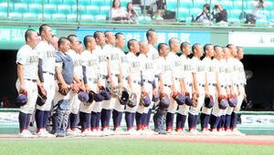 青森北対八戸学院光星　校歌を歌う八戸学院光星ナイン(撮影･木村有優)