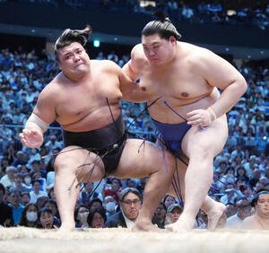 霧島(左)は大の里に上手ひねりで敗れる(撮影･小沢裕)