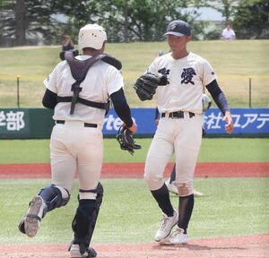 弘前学院聖愛対青森山田　ラストバッターを打ちとり成田捕手の元へ向かう弘前学院聖愛･芹川(撮影･高橋香奈)