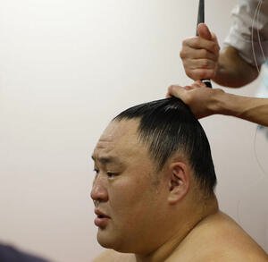 支度部屋で取材に応じる玉鷲(代表撮影)